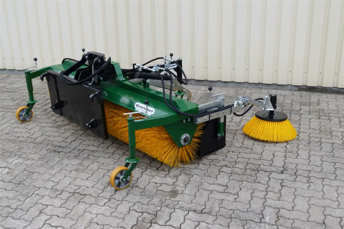 Düvelsdorf Kehrmaschine Stratos mit Sammelwanne und Stützrädern (Herstellerbild, Abbildung mit Sonderausstattung Seitenkehrbesen)