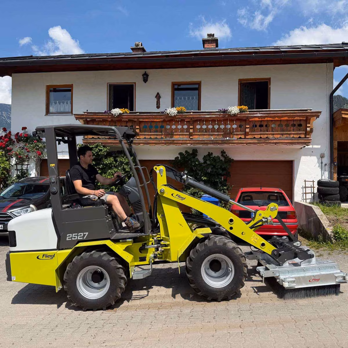 Fliegl Kehrbesen Löwe an einem Hoflader (Herstellerbild)