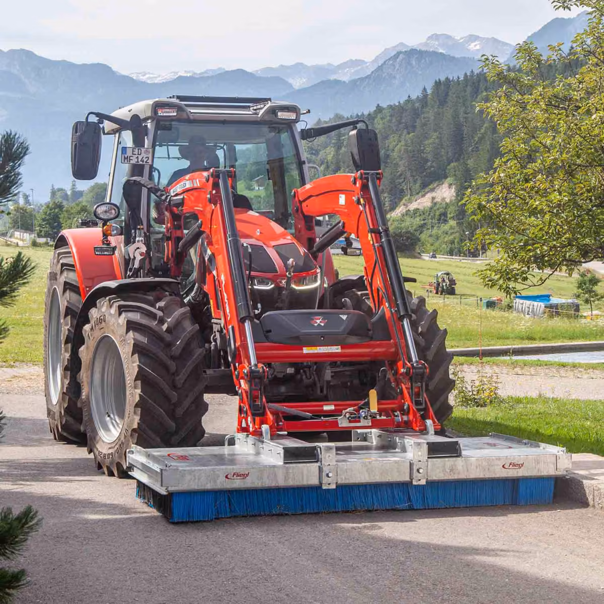 Fliegl Kehrbesen Titan am Traktor-Frontlader (Herstellerbild, Baureihe Titan)